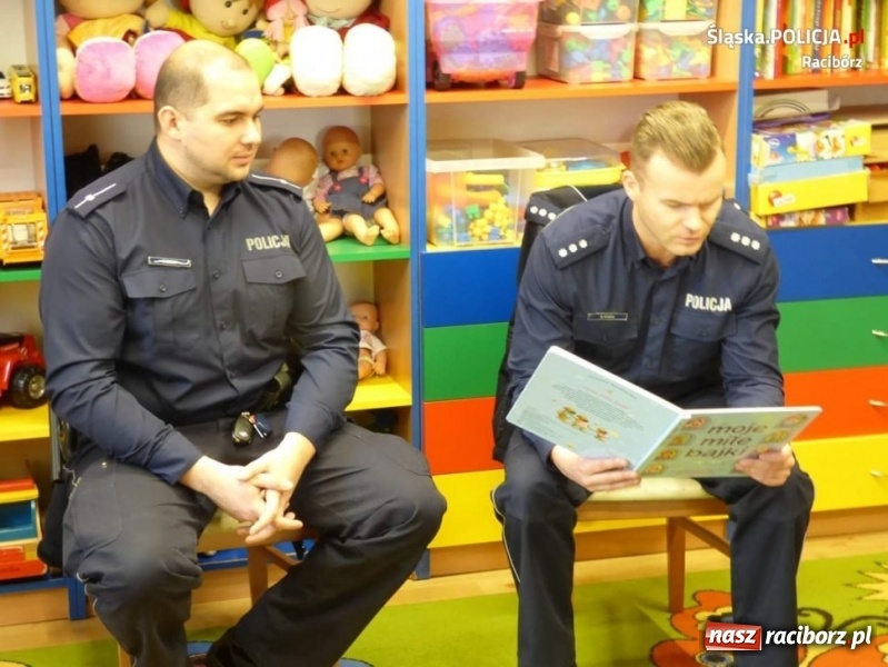 Zdjęcie w galerii na portalu naszraciborz.pl: Policjanci z Kuźni Raciborskiej czytali bajki  wiadomości z regionu