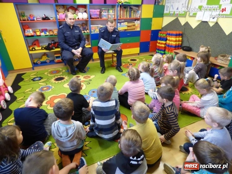 Zdjęcie w galerii na portalu naszraciborz.pl: Policjanci z Kuźni Raciborskiej czytali bajki  wiadomości z regionu
