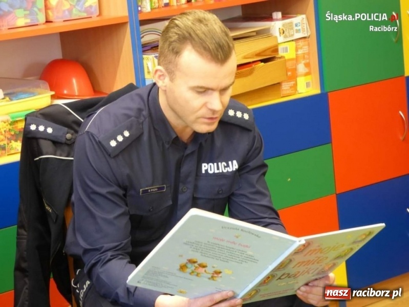 Zdjęcie w galerii na portalu naszraciborz.pl: Policjanci z Kuźni Raciborskiej czytali bajki  wiadomości z regionu