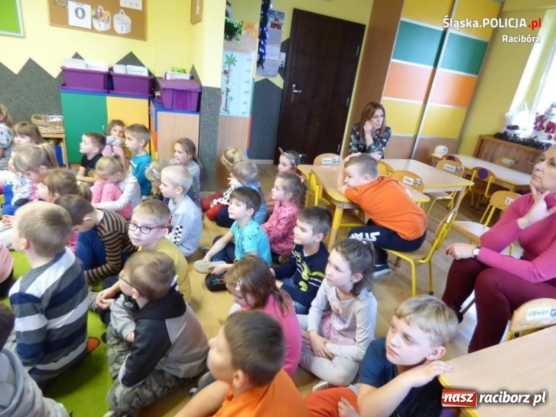 Zdjęcie w galerii na portalu naszraciborz.pl: Policjanci z Kuźni Raciborskiej czytali bajki  wiadomości z regionu