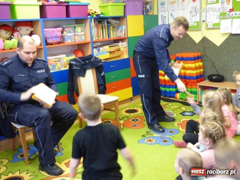 Zdjęcie w galerii na portalu naszraciborz.pl: Policjanci z Kuźni Raciborskiej czytali bajki  wiadomości z regionu