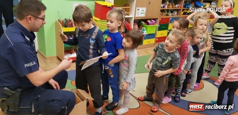 Zdjęcie w galerii na portalu naszraciborz.pl: Policjanci z Kuźni Raciborskiej czytali bajki  wiadomości z regionu