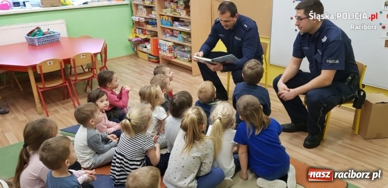 Zdjęcie w galerii na portalu naszraciborz.pl: Policjanci z Kuźni Raciborskiej czytali bajki  wiadomości z regionu