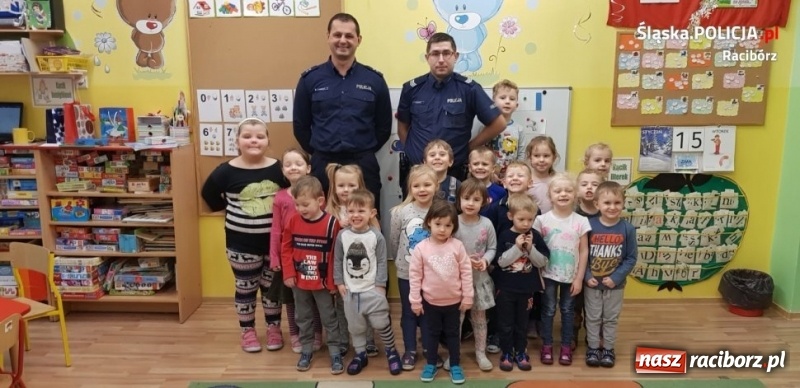 Zdjęcie w galerii na portalu naszraciborz.pl: Policjanci z Kuźni Raciborskiej czytali bajki  wiadomości z regionu
