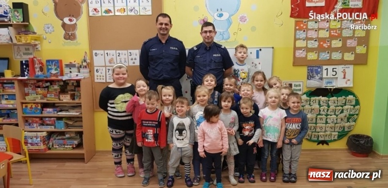Zdjęcie w galerii na portalu naszraciborz.pl: Policjanci z Kuźni Raciborskiej czytali bajki  wiadomości z regionu