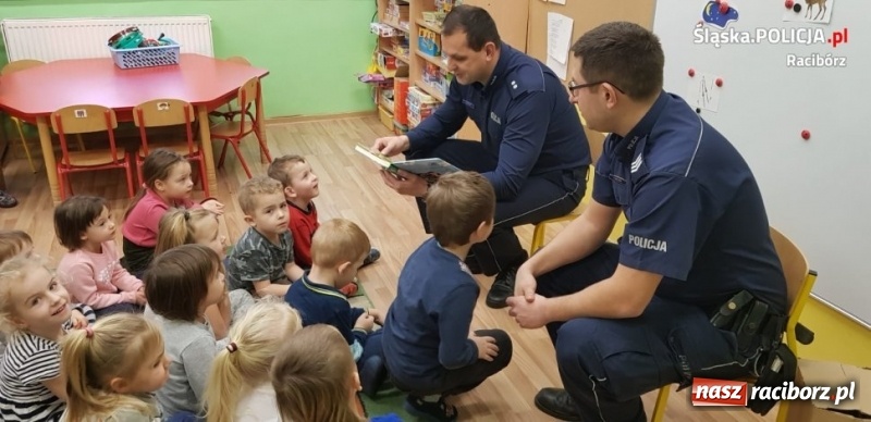 Zdjęcie w galerii na portalu naszraciborz.pl: Policjanci z Kuźni Raciborskiej czytali bajki  wiadomości z regionu