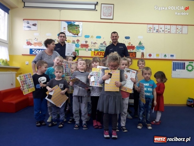 Zdjęcie w galerii na portalu naszraciborz.pl: Policjanci z Kuźni Raciborskiej czytali bajki  wiadomości z regionu