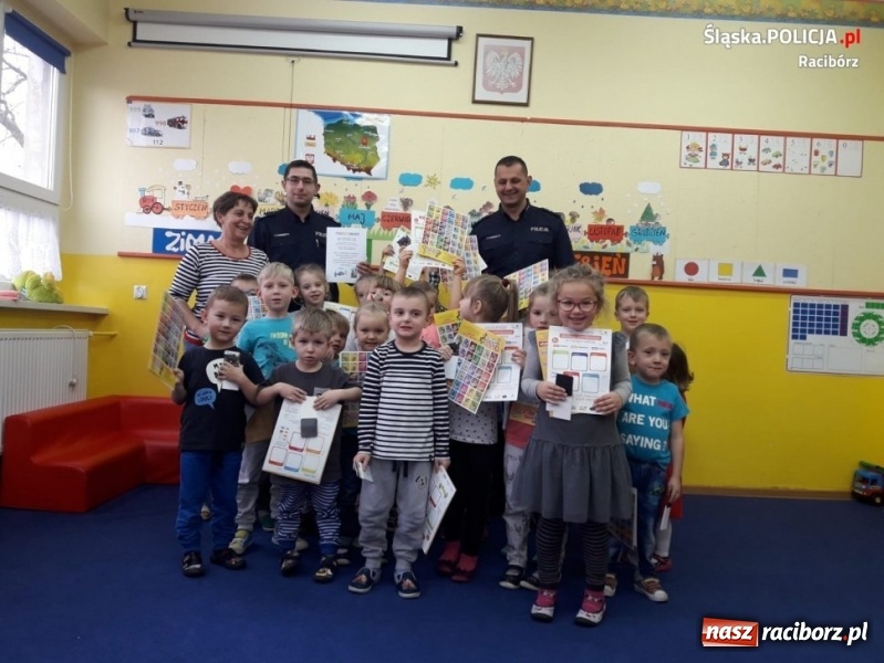 Zdjęcie w galerii na portalu naszraciborz.pl: Policjanci z Kuźni Raciborskiej czytali bajki  wiadomości z regionu