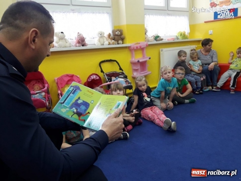 Zdjęcie w galerii na portalu naszraciborz.pl: Policjanci z Kuźni Raciborskiej czytali bajki  wiadomości z regionu