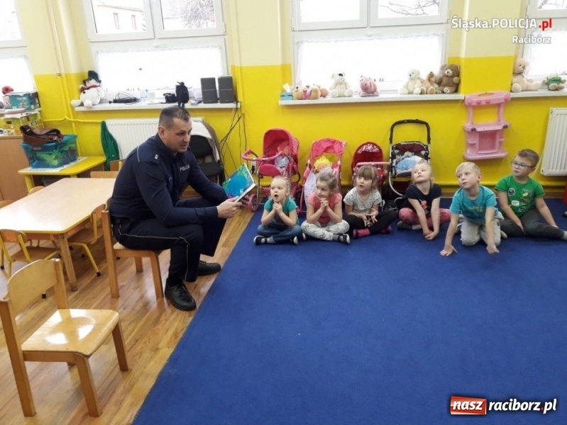Zdjęcie w galerii na portalu naszraciborz.pl: Policjanci z Kuźni Raciborskiej czytali bajki  wiadomości z regionu