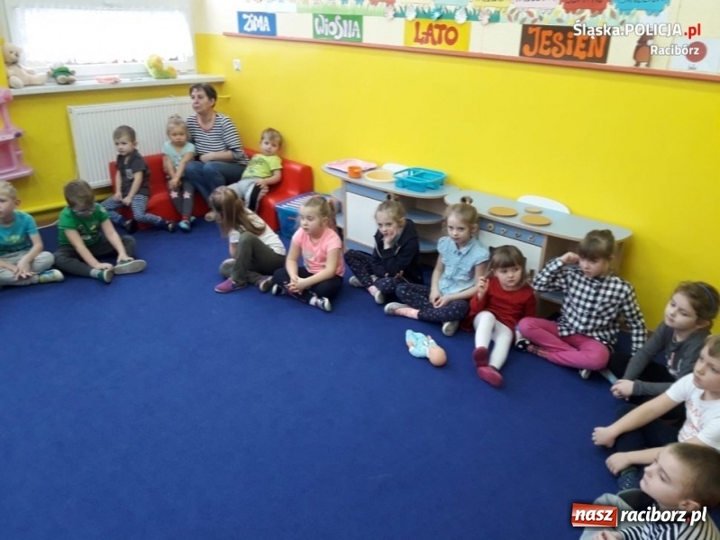 Zdjęcie w galerii na portalu naszraciborz.pl: Policjanci z Kuźni Raciborskiej czytali bajki  wiadomości z regionu