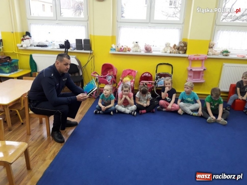 Zdjęcie w galerii na portalu naszraciborz.pl: Policjanci z Kuźni Raciborskiej czytali bajki  wiadomości z regionu