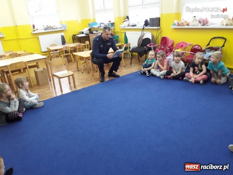 Zdjęcie w galerii na portalu naszraciborz.pl: Policjanci z Kuźni Raciborskiej czytali bajki  wiadomości z regionu