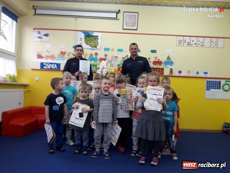 Zdjęcie w galerii na portalu naszraciborz.pl: Policjanci z Kuźni Raciborskiej czytali bajki  wiadomości z regionu