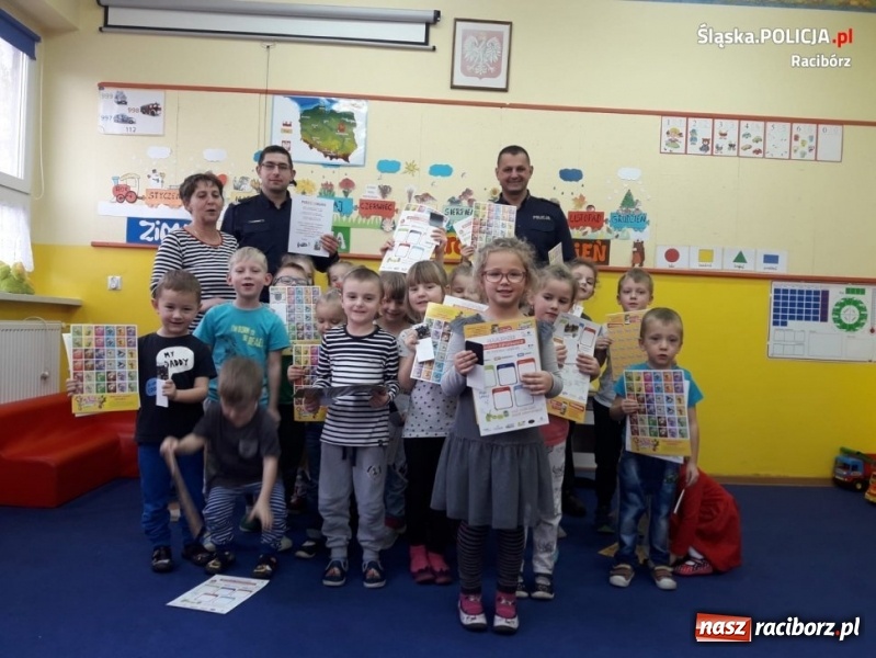 Zdjęcie w galerii na portalu naszraciborz.pl: Policjanci z Kuźni Raciborskiej czytali bajki  wiadomości z regionu