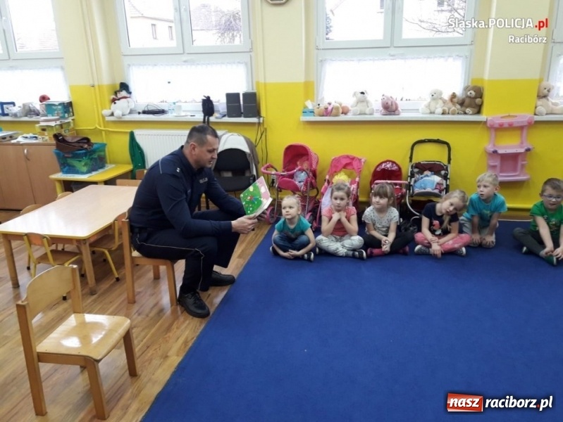 Zdjęcie w galerii na portalu naszraciborz.pl: Policjanci z Kuźni Raciborskiej czytali bajki  wiadomości z regionu