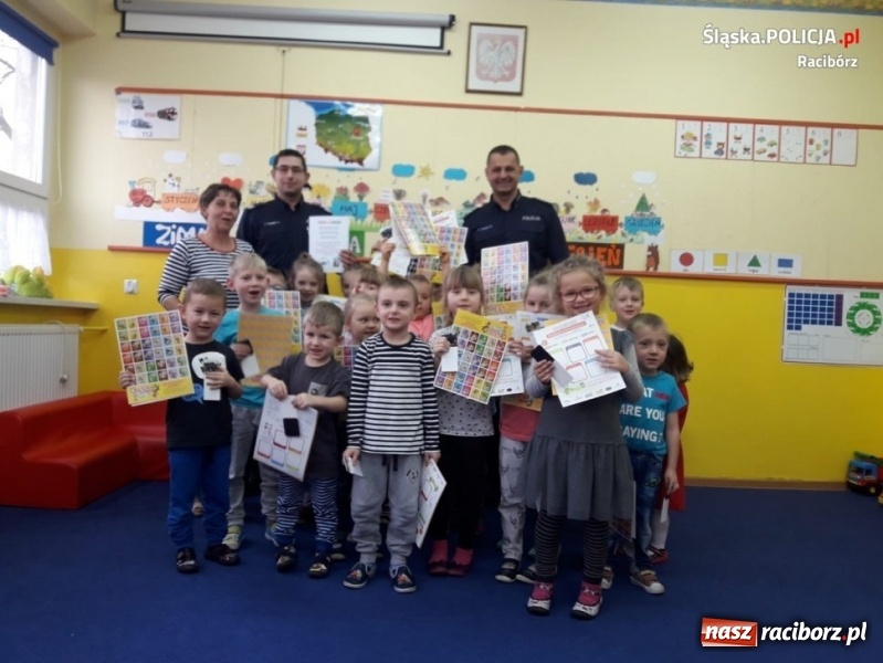 Zdjęcie w galerii na portalu naszraciborz.pl: Policjanci z Kuźni Raciborskiej czytali bajki  wiadomości z regionu