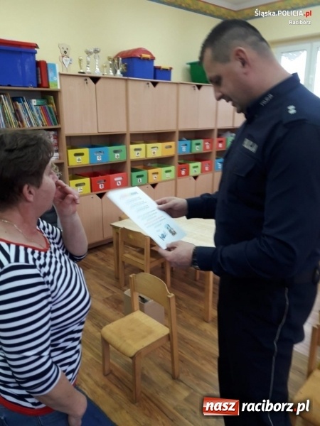 Zdjęcie w galerii na portalu naszraciborz.pl: Policjanci z Kuźni Raciborskiej czytali bajki  wiadomości z regionu