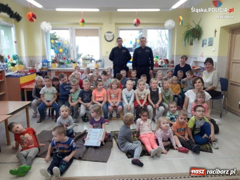 Zdjęcie w galerii na portalu naszraciborz.pl: Policjanci z Kuźni Raciborskiej czytali bajki  wiadomości z regionu