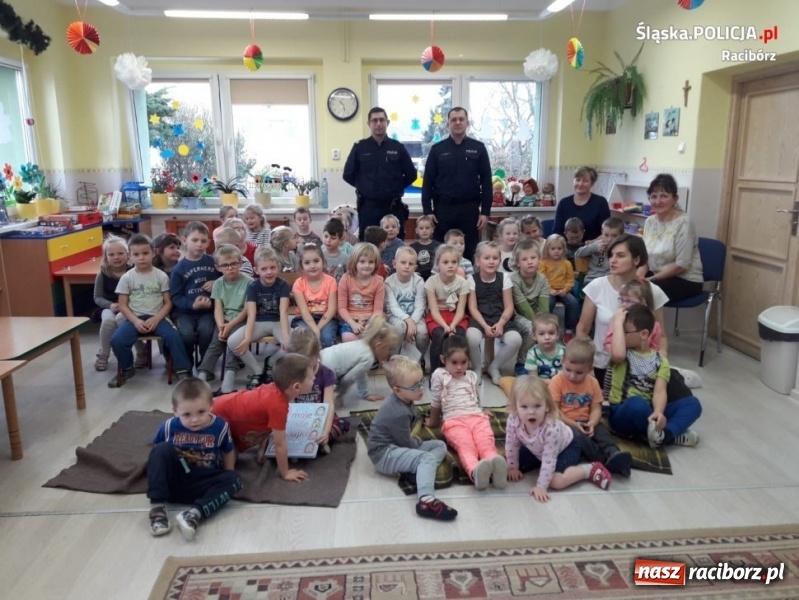 Zdjęcie w galerii na portalu naszraciborz.pl: Policjanci z Kuźni Raciborskiej czytali bajki  wiadomości z regionu