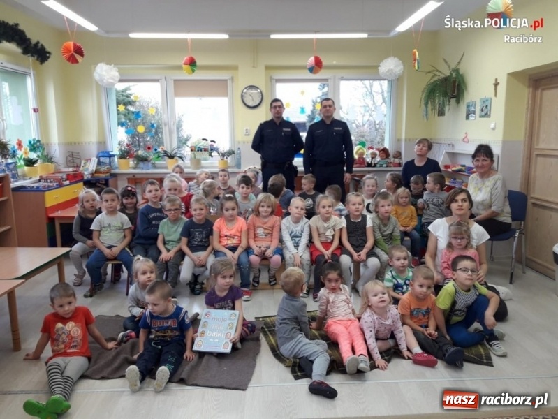 Zdjęcie w galerii na portalu naszraciborz.pl: Policjanci z Kuźni Raciborskiej czytali bajki  wiadomości z regionu