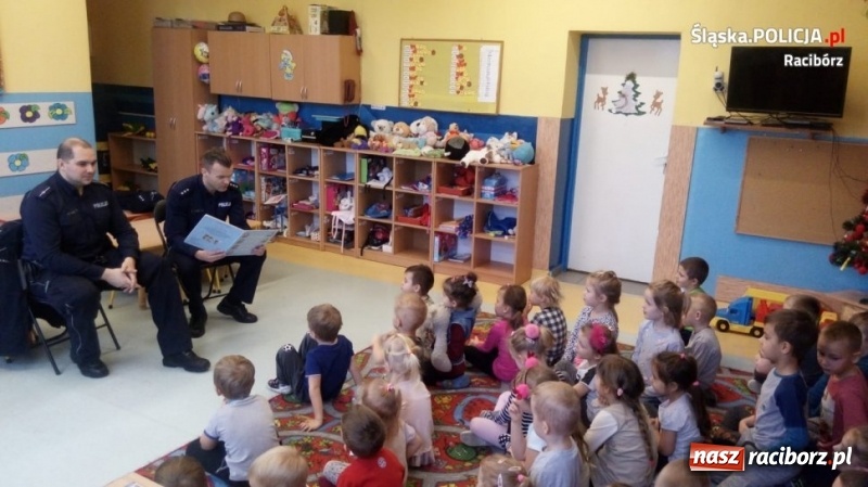 Zdjęcie w galerii na portalu naszraciborz.pl: Policjanci z Kuźni Raciborskiej czytali bajki  wiadomości z regionu