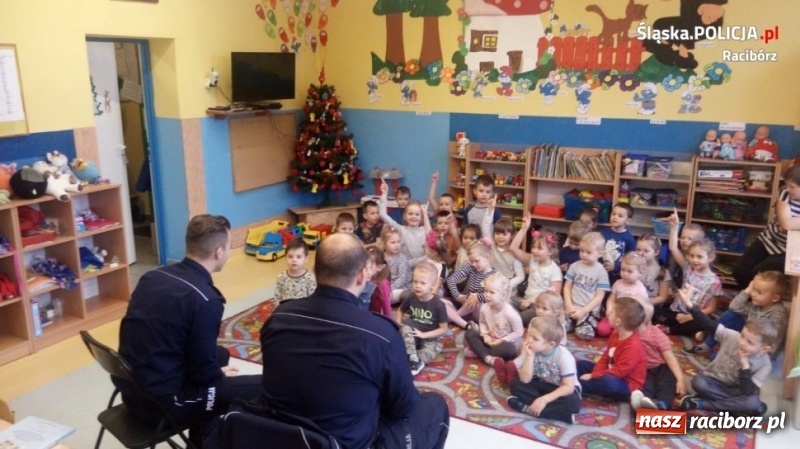 Zdjęcie w galerii na portalu naszraciborz.pl: Policjanci z Kuźni Raciborskiej czytali bajki  wiadomości z regionu