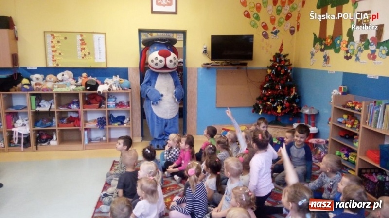 Zdjęcie w galerii na portalu naszraciborz.pl: Policjanci z Kuźni Raciborskiej czytali bajki  wiadomości z regionu