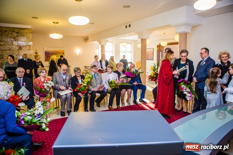 Zdjęcie w galerii na portalu naszraciborz.pl: Pięćdziesiąt lat jak jeden dzień. Złote gody w raciborskim USC wiadomości z regionu