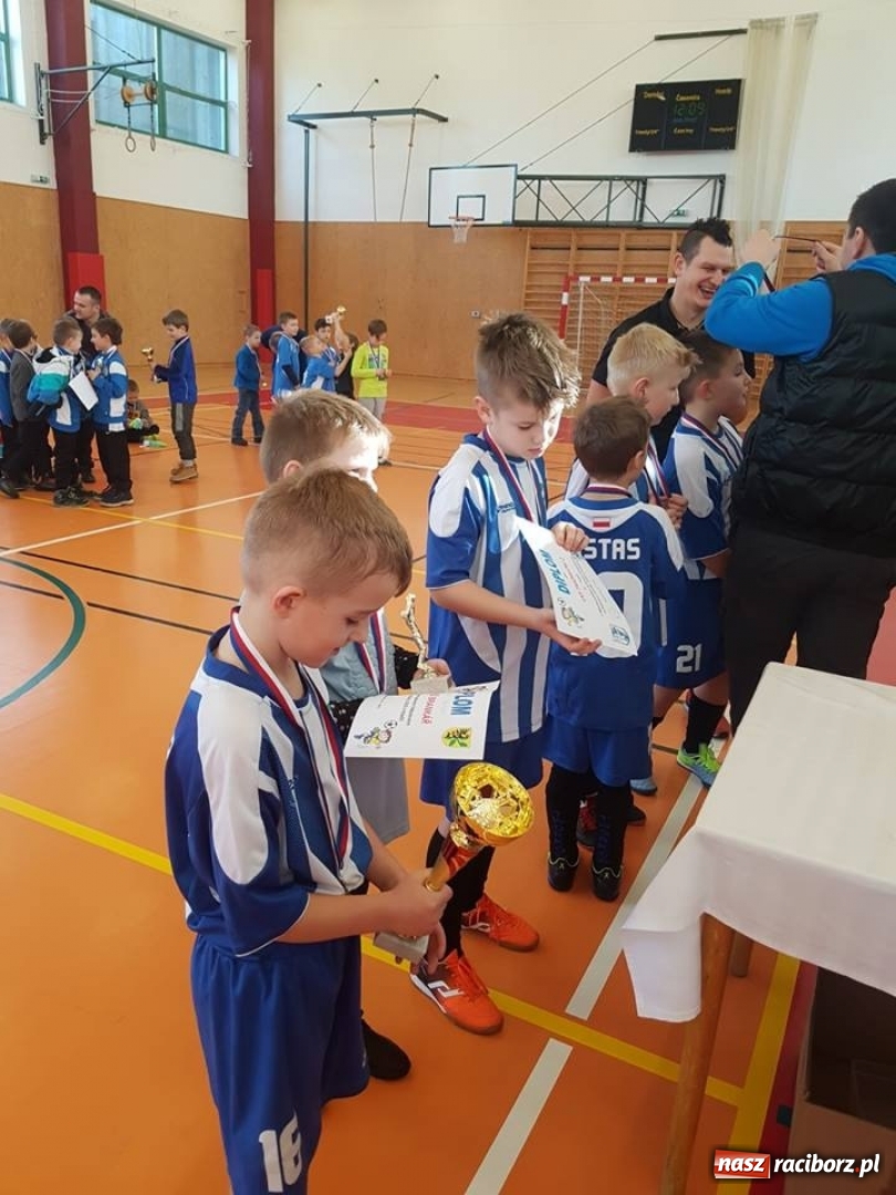 Zdjęcie w galerii na portalu naszraciborz.pl: Młodzi piłkarze LKS Tworków nie spoczywają na laurach. Za nimi kolejne turnieje piłkarskie wiadomości z regionu