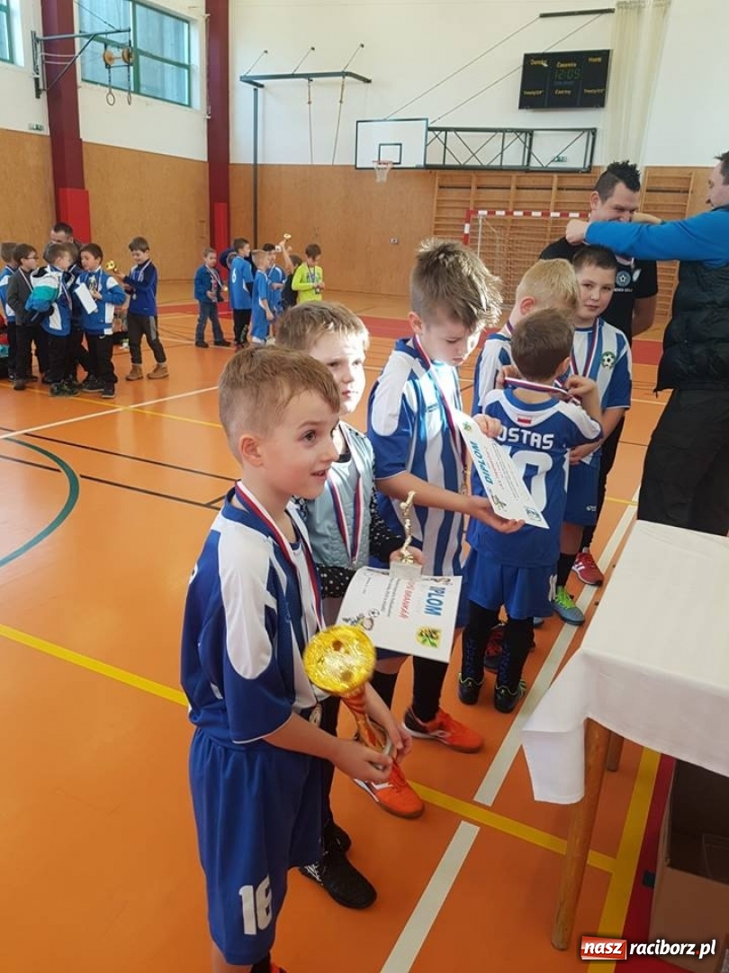 Zdjęcie w galerii na portalu naszraciborz.pl: Młodzi piłkarze LKS Tworków nie spoczywają na laurach. Za nimi kolejne turnieje piłkarskie wiadomości z regionu