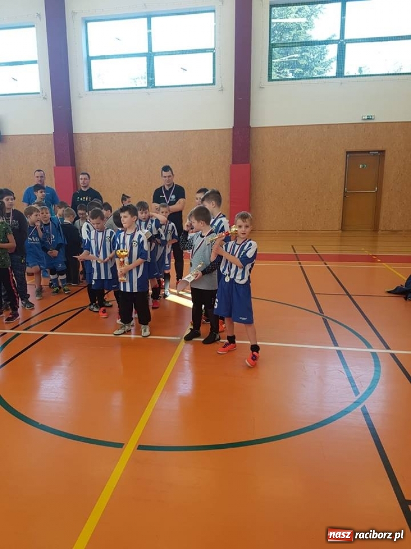 Zdjęcie w galerii na portalu naszraciborz.pl: Młodzi piłkarze LKS Tworków nie spoczywają na laurach. Za nimi kolejne turnieje piłkarskie wiadomości z regionu