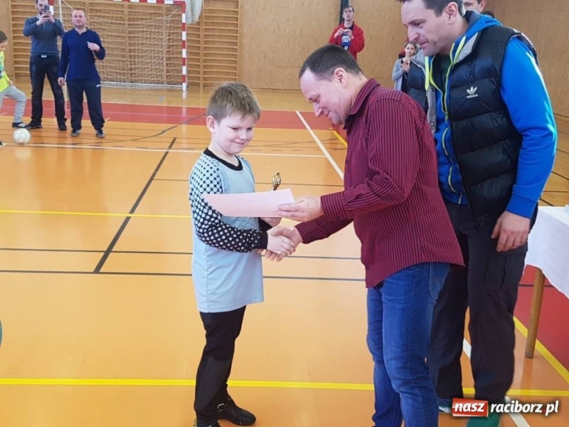 Zdjęcie w galerii na portalu naszraciborz.pl: Młodzi piłkarze LKS Tworków nie spoczywają na laurach. Za nimi kolejne turnieje piłkarskie wiadomości z regionu