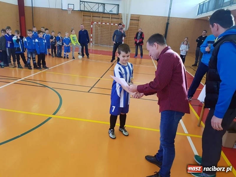 Zdjęcie w galerii na portalu naszraciborz.pl: Młodzi piłkarze LKS Tworków nie spoczywają na laurach. Za nimi kolejne turnieje piłkarskie wiadomości z regionu