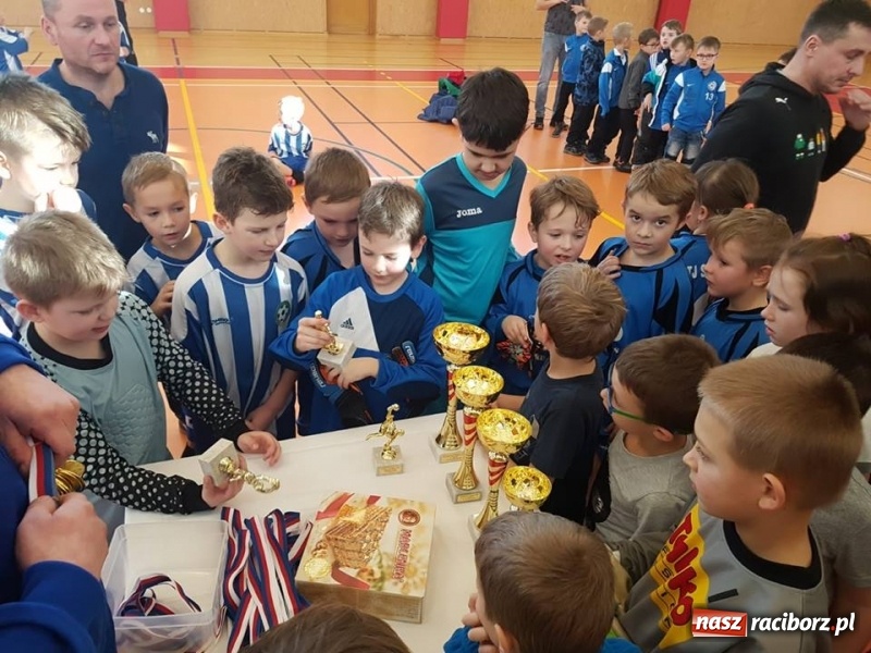 Zdjęcie w galerii na portalu naszraciborz.pl: Młodzi piłkarze LKS Tworków nie spoczywają na laurach. Za nimi kolejne turnieje piłkarskie wiadomości z regionu