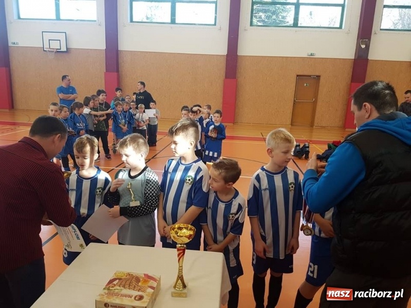 Zdjęcie w galerii na portalu naszraciborz.pl: Młodzi piłkarze LKS Tworków nie spoczywają na laurach. Za nimi kolejne turnieje piłkarskie wiadomości z regionu