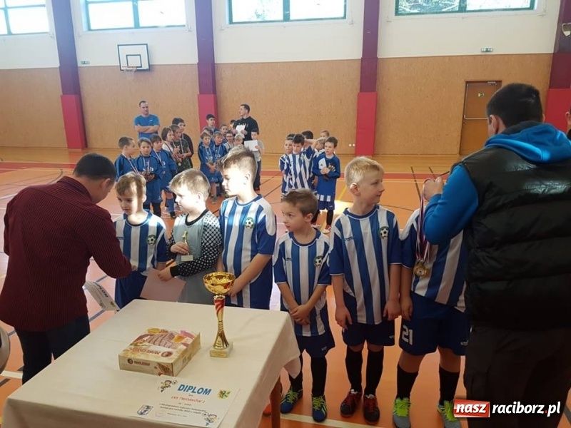 Zdjęcie w galerii na portalu naszraciborz.pl: Młodzi piłkarze LKS Tworków nie spoczywają na laurach. Za nimi kolejne turnieje piłkarskie wiadomości z regionu