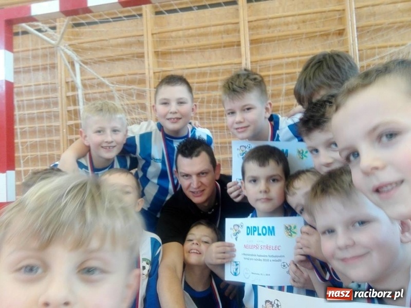 Zdjęcie w galerii na portalu naszraciborz.pl: Młodzi piłkarze LKS Tworków nie spoczywają na laurach. Za nimi kolejne turnieje piłkarskie wiadomości z regionu