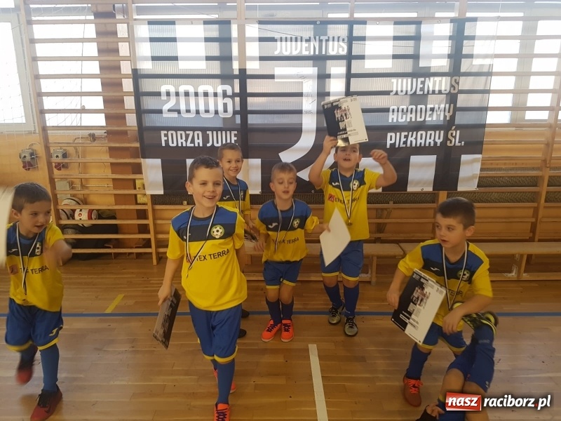 Zdjęcie w galerii na portalu naszraciborz.pl: Młodzi piłkarze LKS Tworków nie spoczywają na laurach. Za nimi kolejne turnieje piłkarskie wiadomości z regionu