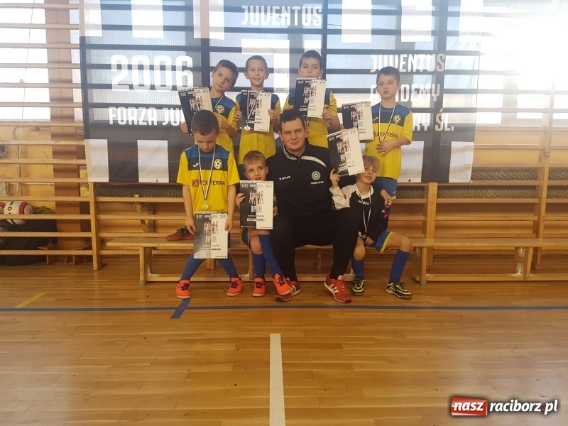 Zdjęcie w galerii na portalu naszraciborz.pl: Młodzi piłkarze LKS Tworków nie spoczywają na laurach. Za nimi kolejne turnieje piłkarskie wiadomości z regionu