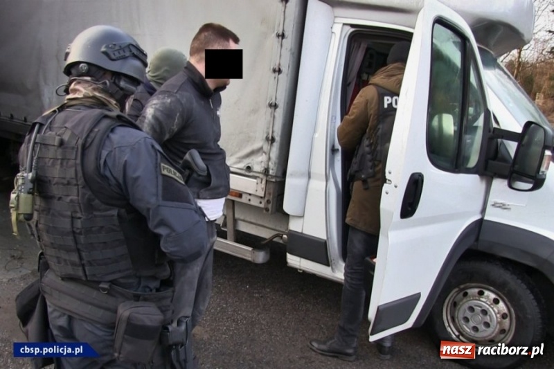 Zdjęcie w galerii na portalu naszraciborz.pl: Rozbito gang okradający tiry. Działał metodą na plandekę! FOTO i WIDEO wiadomości z regionu