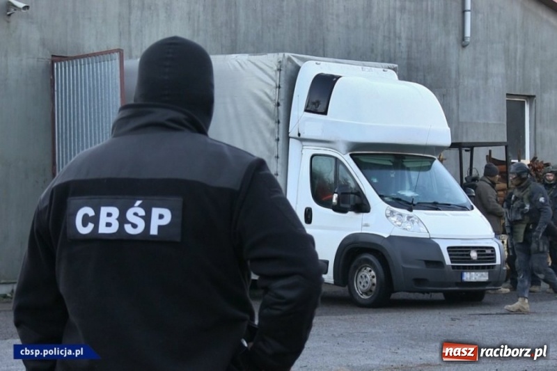 Zdjęcie w galerii na portalu naszraciborz.pl: Rozbito gang okradający tiry. Działał metodą na plandekę! FOTO i WIDEO wiadomości z regionu