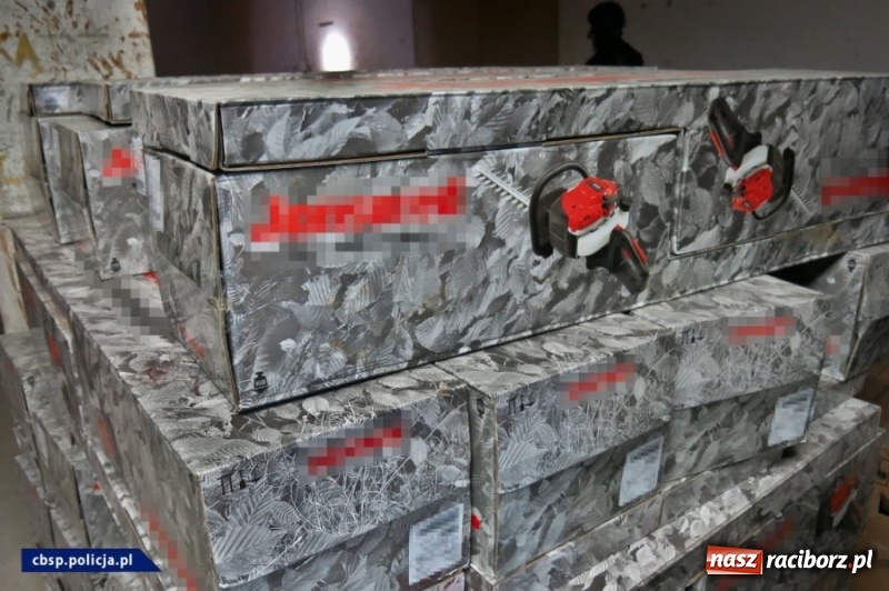 Zdjęcie w galerii na portalu naszraciborz.pl: Rozbito gang okradający tiry. Działał metodą na plandekę! FOTO i WIDEO wiadomości z regionu