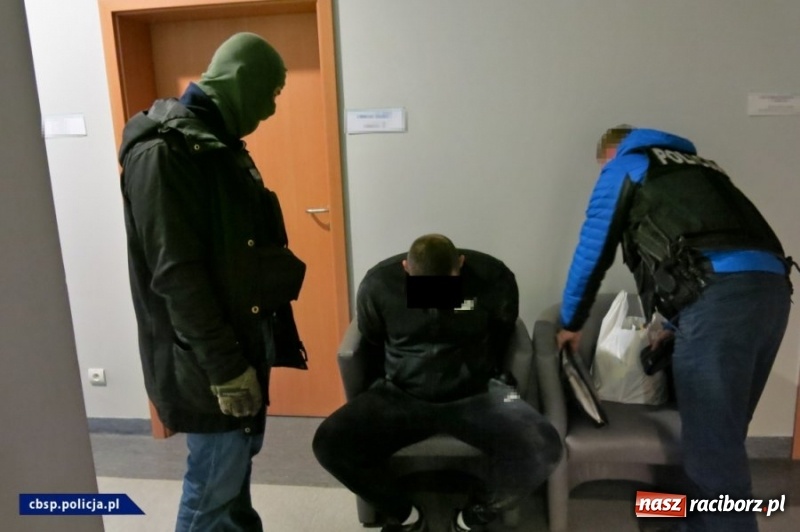 Zdjęcie w galerii na portalu naszraciborz.pl: Rozbito gang okradający tiry. Działał metodą na plandekę! FOTO i WIDEO wiadomości z regionu