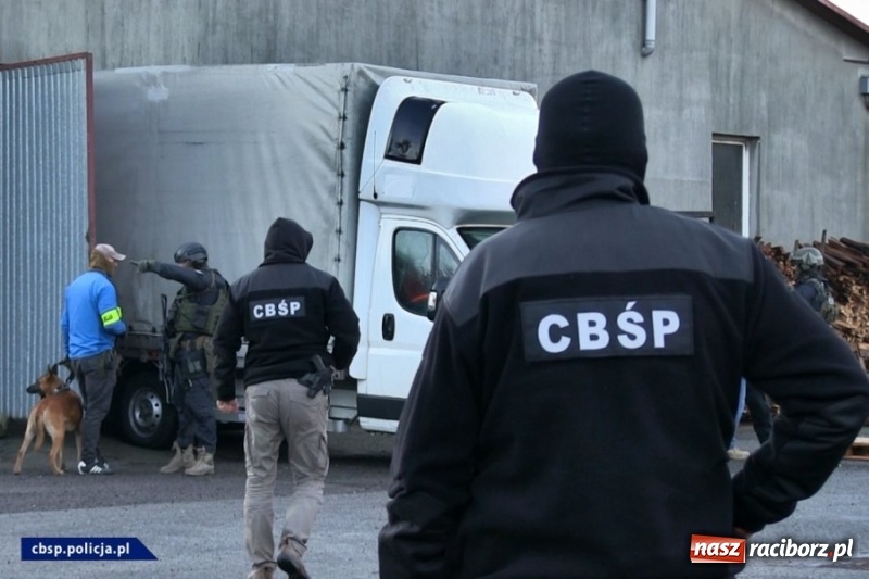 Zdjęcie w galerii na portalu naszraciborz.pl: Rozbito gang okradający tiry. Działał metodą na plandekę! FOTO i WIDEO wiadomości z regionu