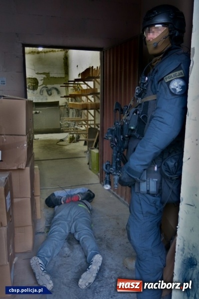 Zdjęcie w galerii na portalu naszraciborz.pl: Rozbito gang okradający tiry. Działał metodą na plandekę! FOTO i WIDEO wiadomości z regionu