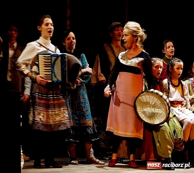 Zdjęcie w galerii na portalu naszraciborz.pl: Tetraedr zabrał widzów w podróż do przeszłości wiadomości z regionu