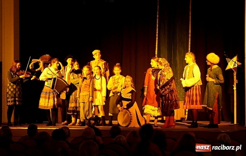 Zdjęcie w galerii na portalu naszraciborz.pl: Tetraedr zabrał widzów w podróż do przeszłości wiadomości z regionu