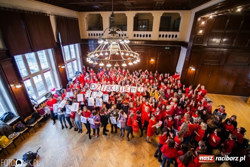 Zdjęcie w galerii na portalu naszraciborz.pl: Bądźmy razem. Społeczność szkolna I LO stanęła #MuremZaOwsiakiem wiadomości z regionu