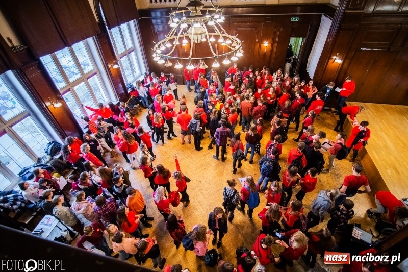 Zdjęcie w galerii na portalu naszraciborz.pl: Bądźmy razem. Społeczność szkolna I LO stanęła #MuremZaOwsiakiem wiadomości z regionu